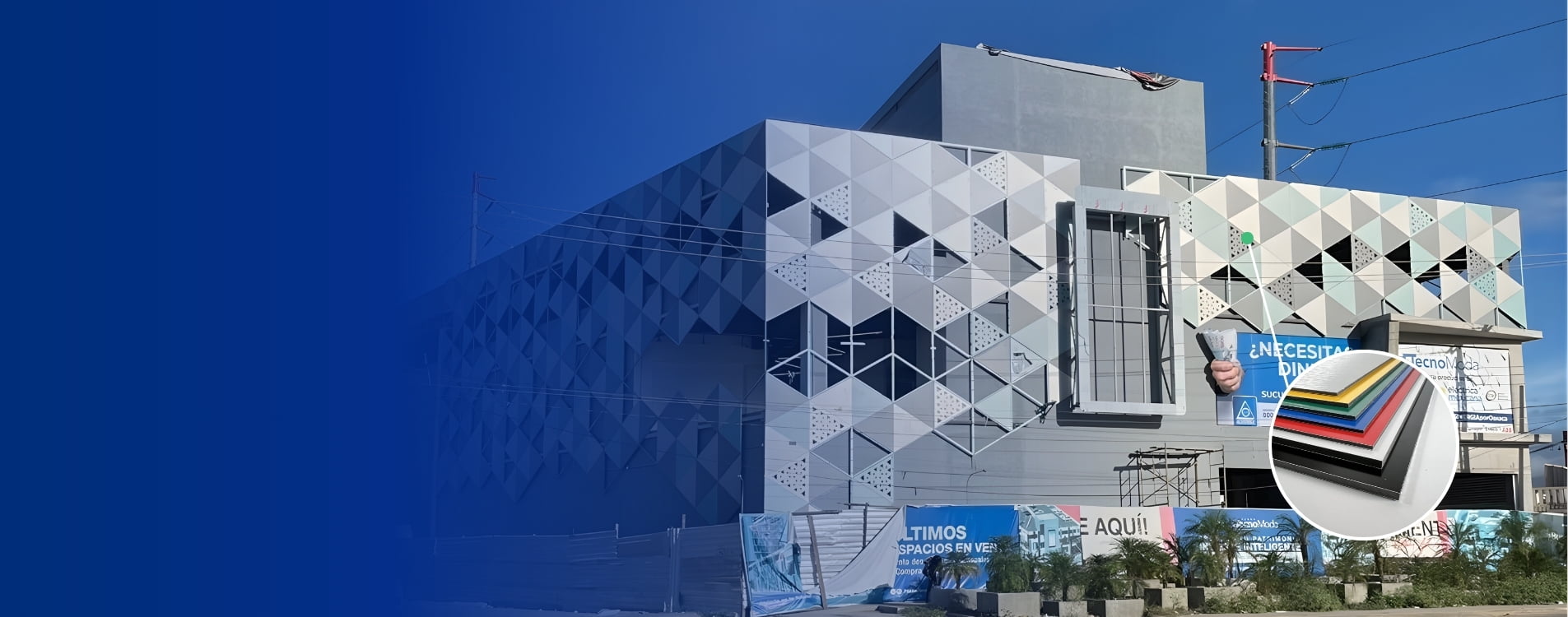 Edificio moderno con fachada de paneles de aluminio